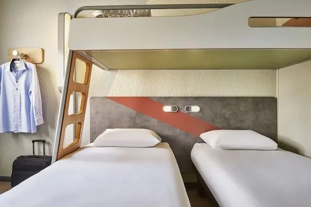 Üç Kişilik Oda, Birden Çok Yatak (with a double bed for 2 people and a)