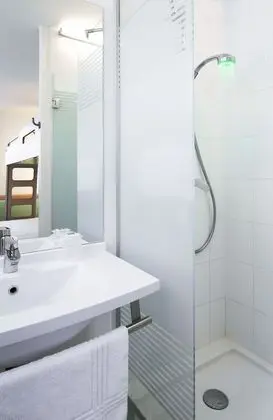 Üç Kişilik Oda, Birden Çok Yatak (with a double bed for 2 people and a)