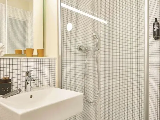Üç Kişilik Oda, Birden Çok Yatak (with a double bed for 2 people and a)