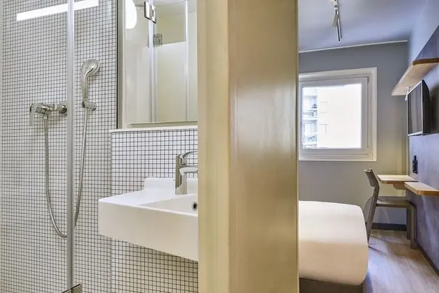Üç Kişilik Oda, Birden Çok Yatak (with a double bed for 2 people and a)