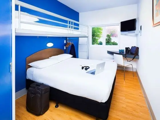 Standard Oda (Queen Bed and Single Bunk Bed)