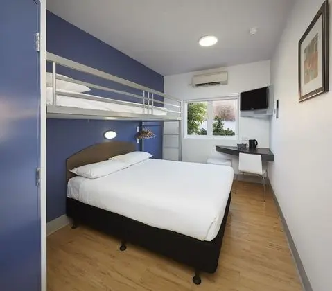 Standard Oda (Queen Bed and Single Bunk Bed)