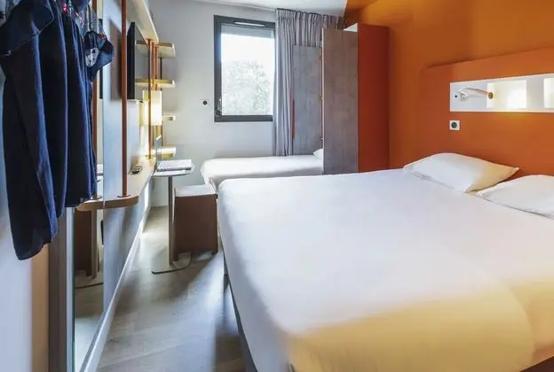 Üç Kişilik Oda, Birden Çok Yatak