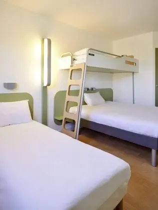 Üç Kişilik Oda, Birden Çok Yatak