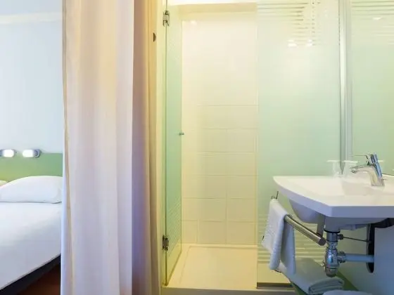 Üç Kişilik Oda, Birden Çok Yatak