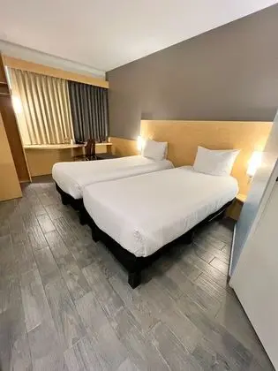 Tek Büyük Yataklı Oda, 2 Çift Kişilik Yatak