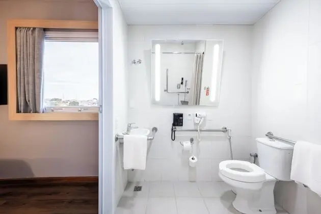 Engellilere uygun banyo