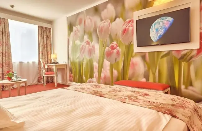 Deluxe Double Room with Sofa, Palace of Parliament view