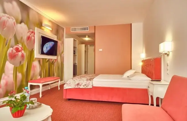 Deluxe Double Room with Sofa, Palace of Parliament view