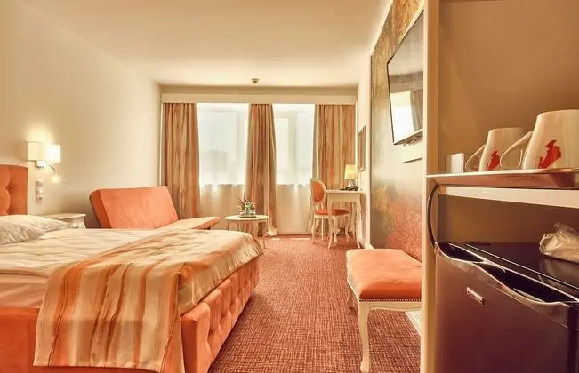 Deluxe Family Room with Sofabed, Palace of Parliament view