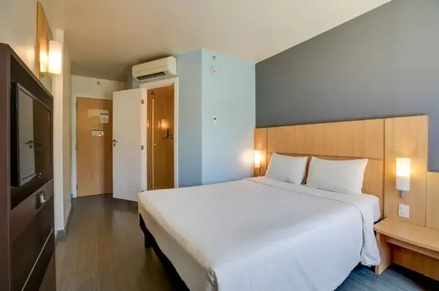 Quarto Standard com Cama de Casal e 1 Cama Extra para Criança