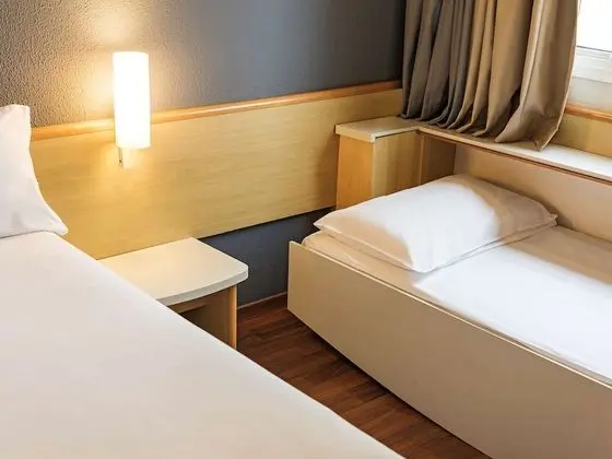 Standard Oda (1 Double bed & 1 Child's bed)