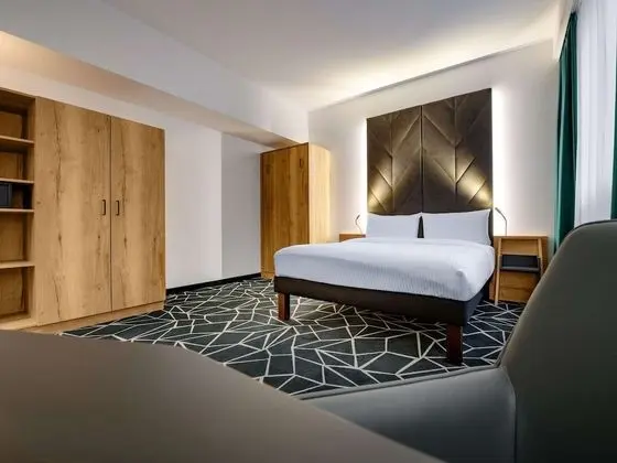 Family Oda, Birden Çok Yatak (Modern with Double bed and Sofa Bed)