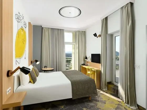 Design Tek Büyük Yataklı Oda, 1 Çift Kişilik Yatak