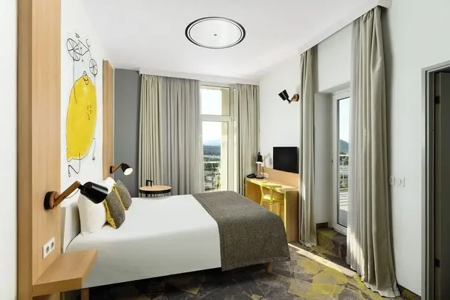 Design Tek Büyük Yataklı Oda, 1 Çift Kişilik Yatak