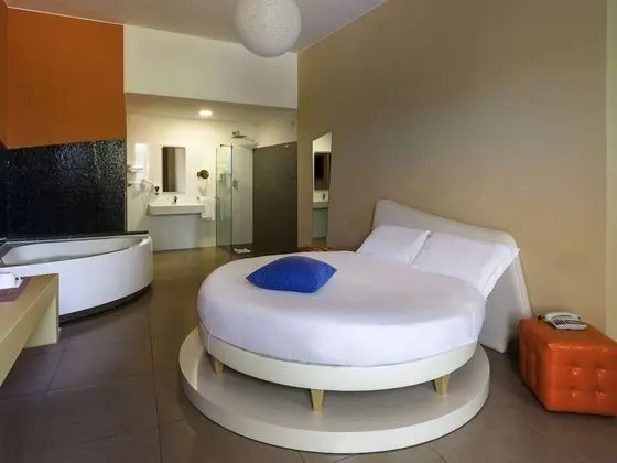 Special room, king bed or round bed with whirlpool tub