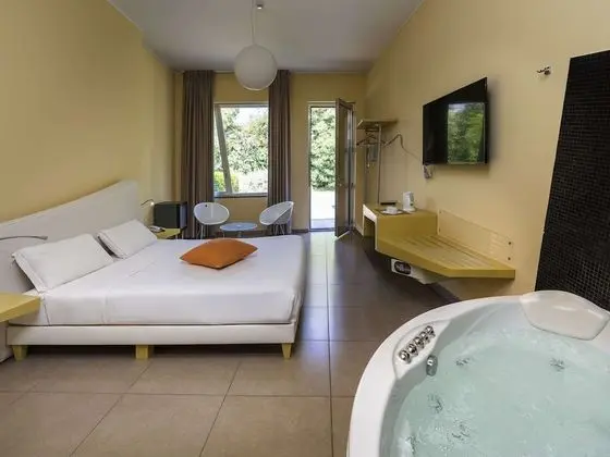 Special room, king bed or round bed with whirlpool tub