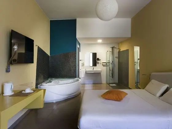 Special room, king bed or round bed with whirlpool tub