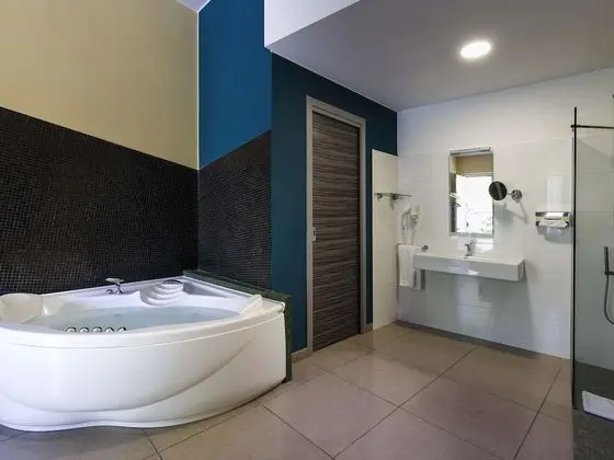 Special room, king bed or round bed with whirlpool tub