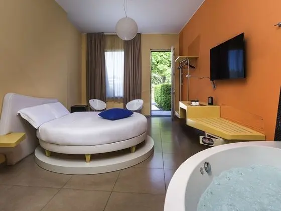 Special room, king bed or round bed with whirlpool tub