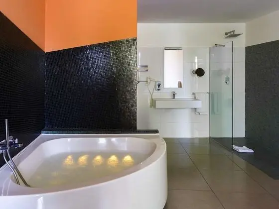 Special room, king bed or round bed with whirlpool tub