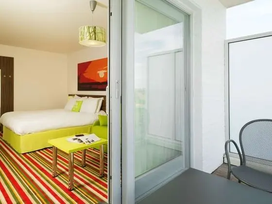 Junior Süit, 1 En Büyük (King) Boy Yatak ve Çekyat, Balkon