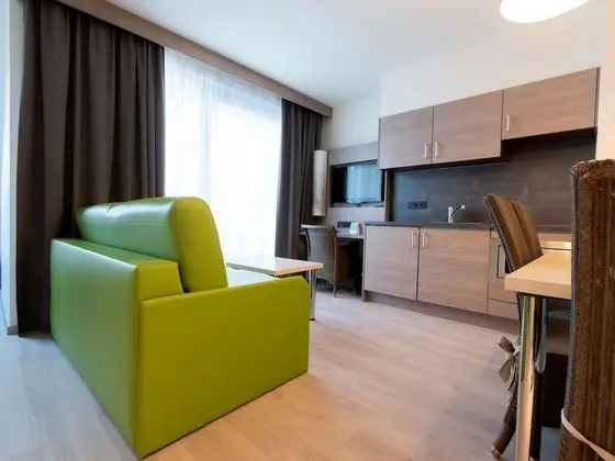 Junior Süit, 1 En Büyük (King) Boy Yatak ve Çekyat, Balkon