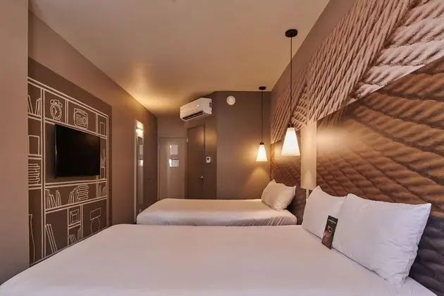 Tek Büyük Yataklı Oda, 2 Çift Kişilik Yatak