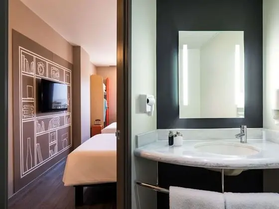 Tek Büyük Yataklı Oda, 2 Çift Kişilik Yatak