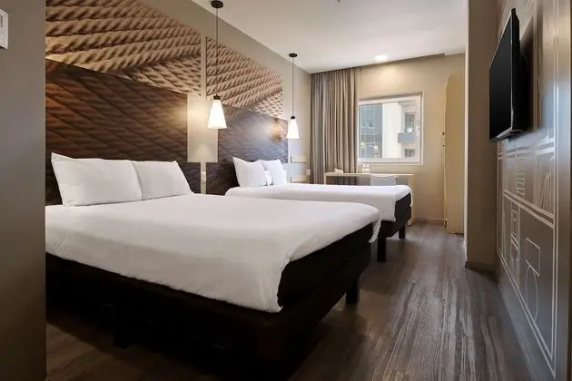 Tek Büyük Yataklı Oda, 2 Çift Kişilik Yatak