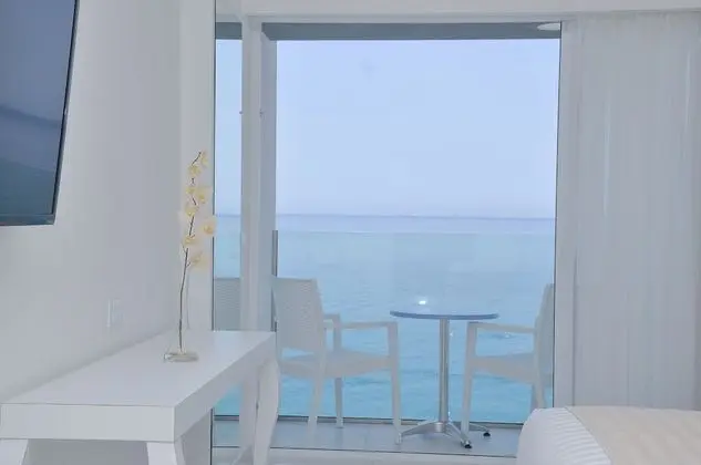 Tek Büyük veya İki Ayrı Yataklı Oda, Denize Sıfır