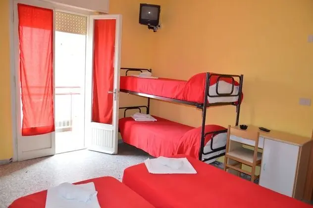 Üç Kişilik Oda