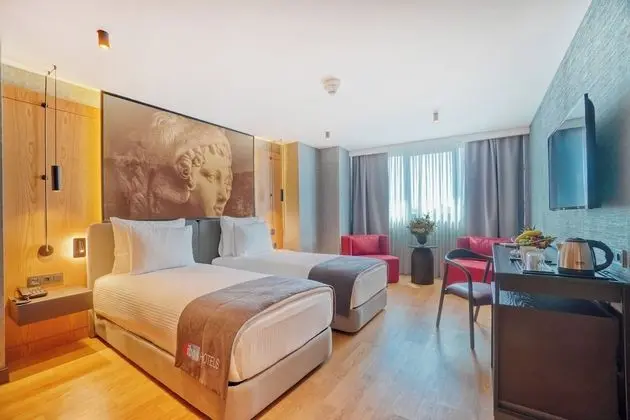 Business Tek Büyük veya İki Ayrı Yataklı Oda