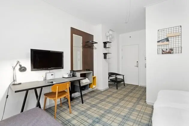 Large (1 double bed or 2 single bed 180x200 cm)