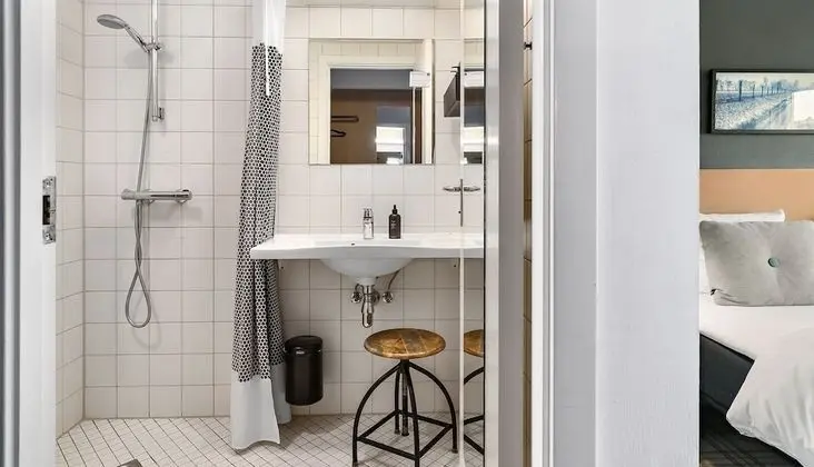 Large (1 double bed or 2 single bed 180x200 cm)