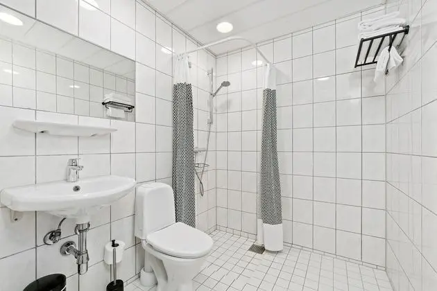 Large (1 double bed or 2 single bed 180x200 cm)