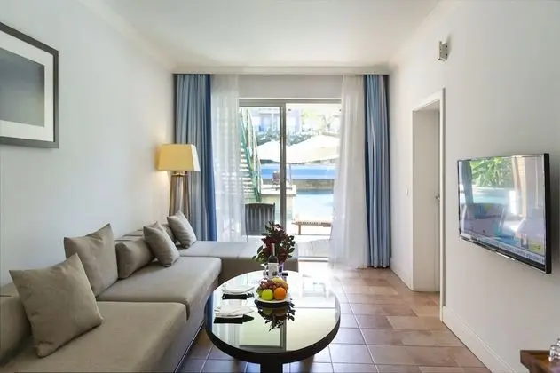Lake Villa  (Quadruple Use)