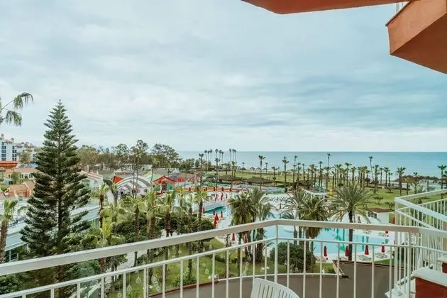 https://images.etstur.com/files/images/hotelImages/TR/51865/l/IC-Hotels-Santai-Family-Resort-Oda-364816.jpg