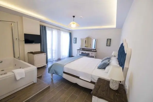 Royal Suit, Havuz ve Bahçe Manzaralı, Jakuzili