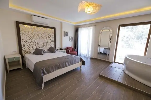 Royal Suit, Havuz ve Bahçe Manzaralı, Jakuzili