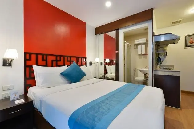 Deluxe Room Queen Bed with Window