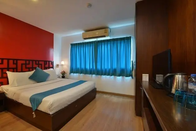 Deluxe Room Queen Bed with Window