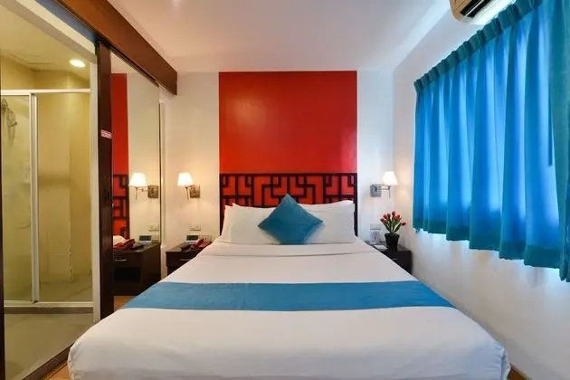 Deluxe Room Queen Bed with Window