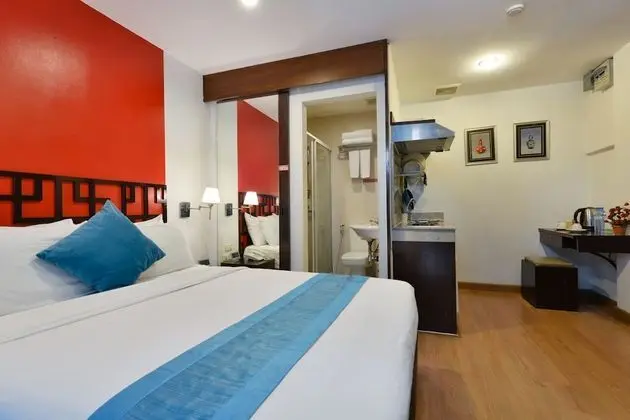 Deluxe Room Queen Bed with Window