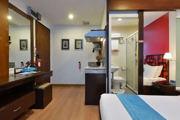 Deluxe Room Queen Bed with Window