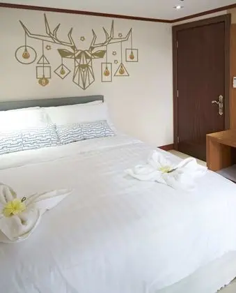 Deluxe Corner Room