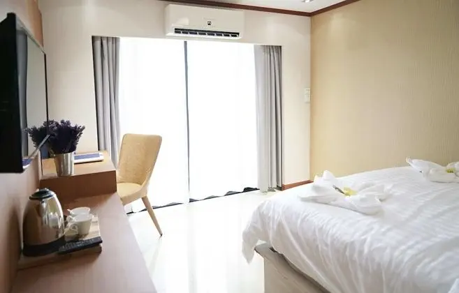 Deluxe Corner Room