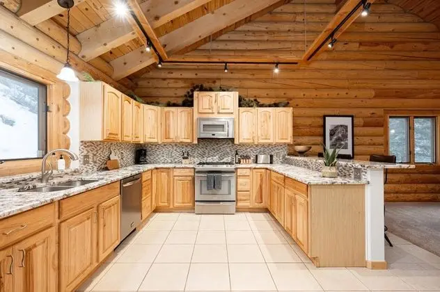 Kulübe, Birden Çok Yatak (Iconic Log Cabin Escape | Idaho Sprin)