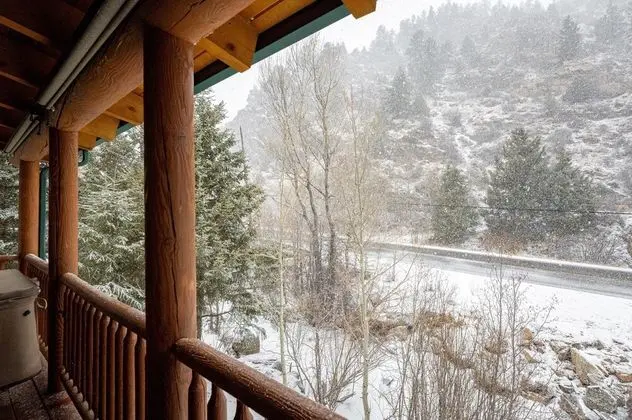 Kulübe, Birden Çok Yatak (Iconic Log Cabin Escape | Idaho Sprin)