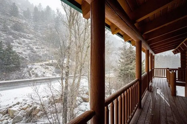Kulübe, Birden Çok Yatak (Iconic Log Cabin Escape | Idaho Sprin)